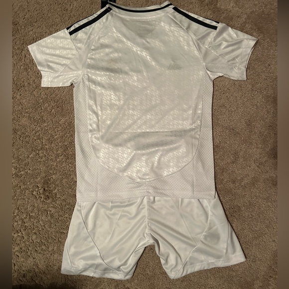 Kids Real Madrid Home LaLiga Jersey with shorts - Picture 2 of 4